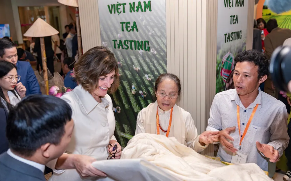 Đại biểu quốc tế tham quan các gian trưng bày sản phẩm OCOP Việt Nam bên lề diễn đàn IMG_0407.jpeg