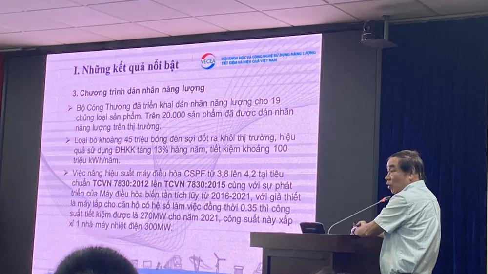 Chủ tịch Hội sử dụng năng lượng tiết kiệm và hiệu quả Việt Nam Nguyễn Đình Hiệp chia sẻ thông tin. Ảnh: PHÚC HẬU IMG_0468.jpeg