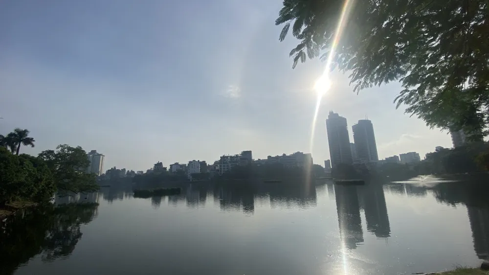 Hồ Trúc Bạch (Hà Nội), nắng chói chang từ sáng sớm. Ảnh: PHÚC HẬU IMG_0454.jpeg