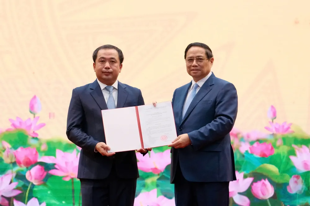 Thủ tướng Phạm Minh Chính trao Quyết định cho ông Trần Đức Thắng, sáng 19-7. Ảnh: MAI XUÂN NGHIÊN IMG_0509.jpeg
