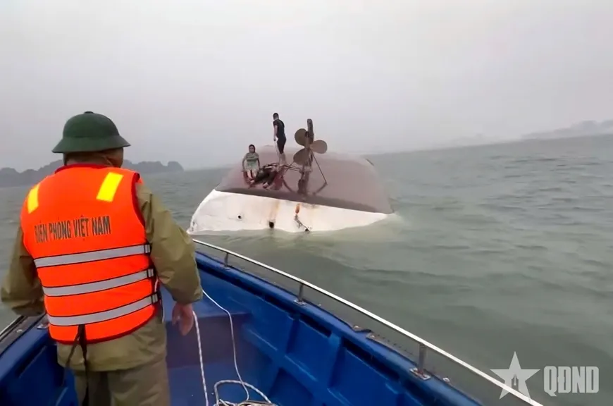 Lực lượng chức năng tiếp tục tìm kiếm các du khách trên tàu bị đắm. Ảnh: BÁO QĐND IMG_0548.jpeg