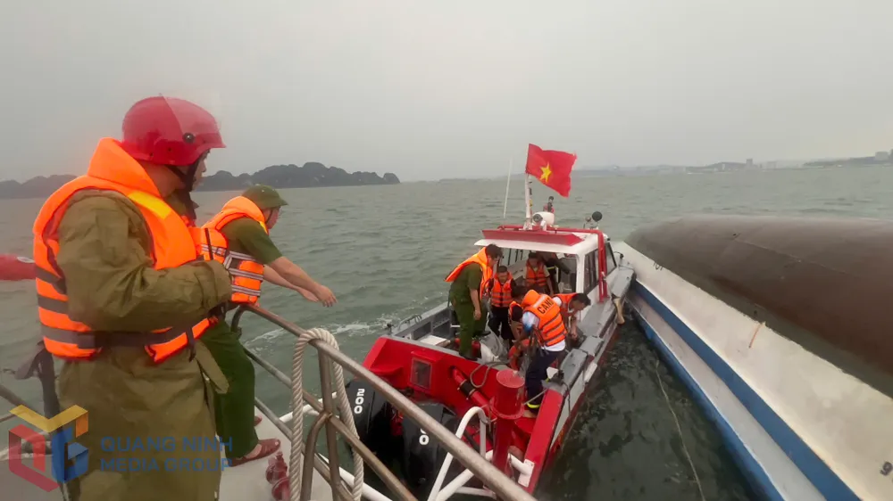 Triển khai các lực lượng khẩn trương cứu hộ các nạn nhân trên vịnh Hạ Long, chiều 19-7. Ảnh: BÁO QUẢNG NINH IMG_0551.jpeg