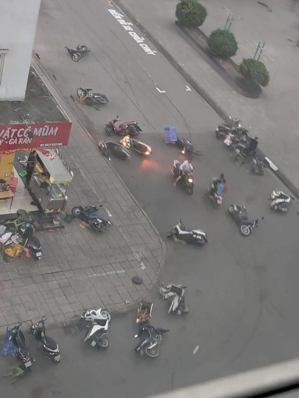 Trận cuồng phong chiều 19-7 tại Hà Nội IMG_0544.jpeg