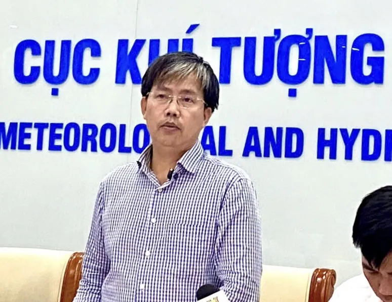 Mr. Mai Van Khiem, Director of the National Center for Hydro-Meteorological Forecasting, chaired the press conference on the evening of July 21. IMG_0609.jpeg