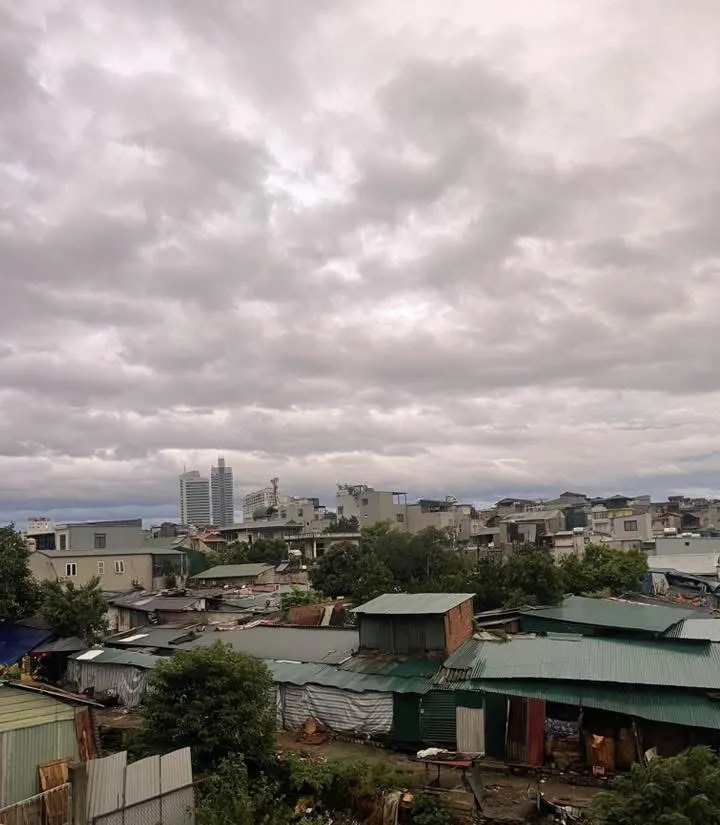 Hà Nội sáng ra vẫn yên ắng, giảm mưa ngừng gió IMG_0622.jpeg