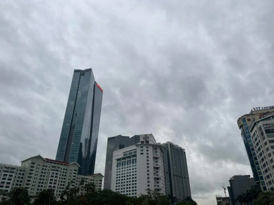 Trên các tòa nhà cao tầng, người dân phải cảnh giác hiệu ứng khuếch đại gió vào trưa nay 22-7 IMG_0631.jpeg