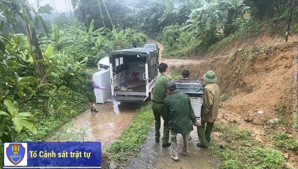 Lực lượng chức năng tại tỉnh Phú Thọ hỗ trợ di dời tài sản giúp người dân tránh bão tại phường Tân Hòa. Ảnh: CSGT PHÚ THỌ IMG_0644.jpeg