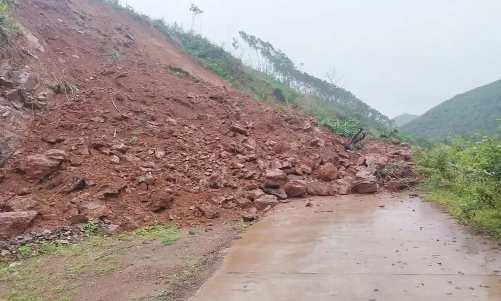 Đường từ xã Tuấn Đạo đi xã Tây Yên Tử (tỉnh Bắc Ninh) bị vùi lấp do sạt lở, mưa to sáng 22-7 IMG_0662.jpeg