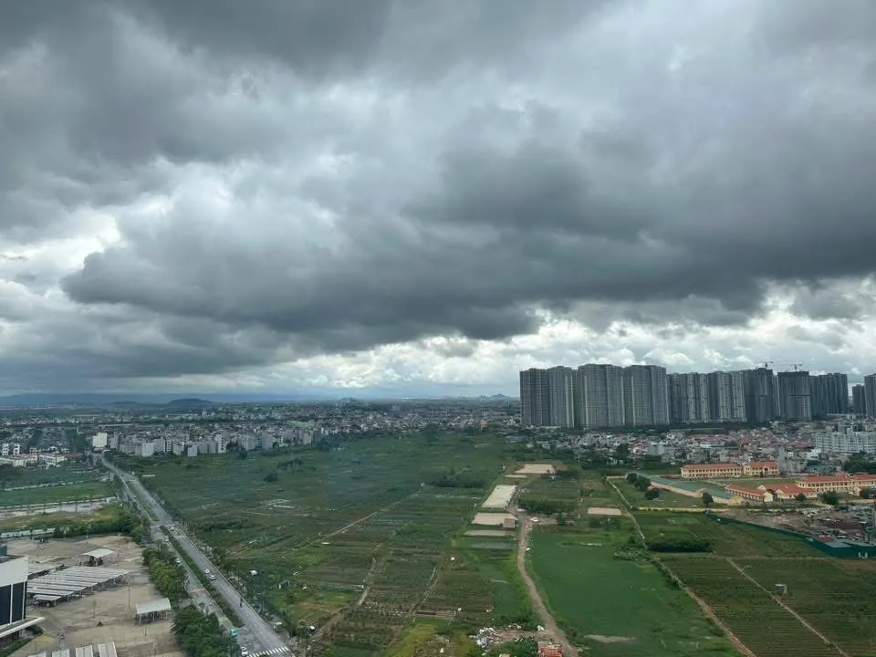 Cơn dông bất ngờ xuất hiện trở lại ở Hà Nội vào đầu giờ chiều 22-7 IMG_0675.jpeg
