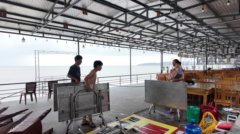 Người dân trên đảo Cô Tô dọn dẹp, sắp đặt lại các vật dụng sau khi bão qua, gió lặng. Ảnh: TRUYỀN THÔNG CÔ TÔ IMG_0685.jpeg