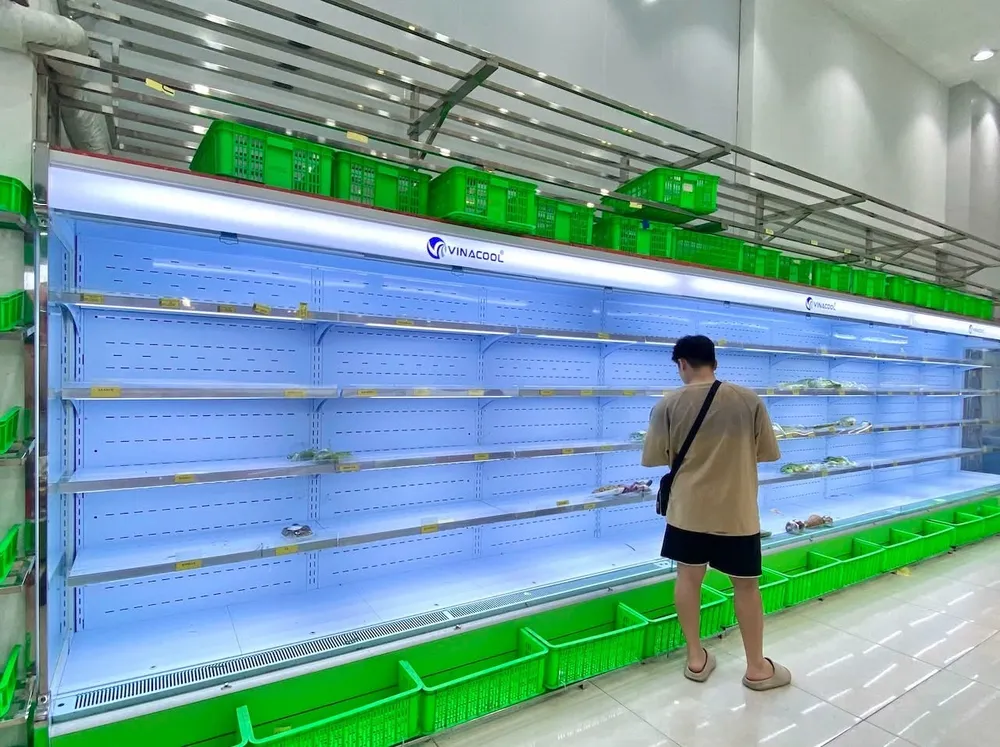 Kệ rau của một siêu thị trên đường Khuất Duy Tiến (Hà Nội) sạch trơn sáng 22-7. Ảnh: HUỲNH ANH IMG_0687.jpeg
