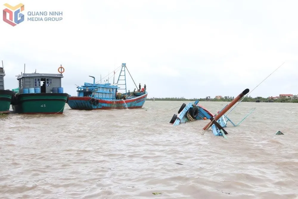 Tàu cá của ngư dân bị đắm, lật do sóng lớn ngày 22-7. Ảnh: QMG IMG_0689.jpeg