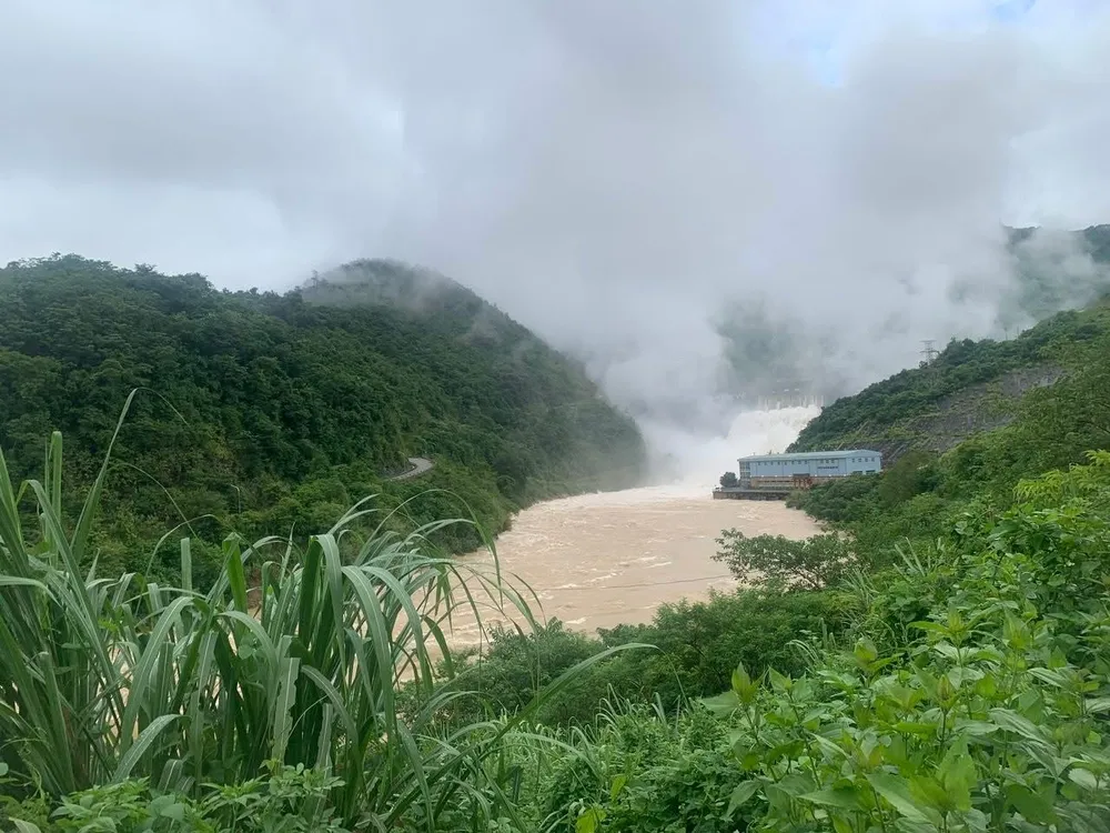 Nước lũ ở thủy điện Bản Vẽ. Ảnh: NGUYÊN LONG IMG_0696.jpeg