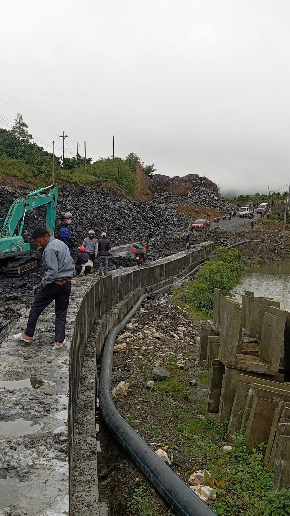 Authorities urgently cleared rocks and soil in Sin Ho (Lai Chau) to clear the road on the morning of July 25. Photo: MAI ANH IMG_0775.jpeg