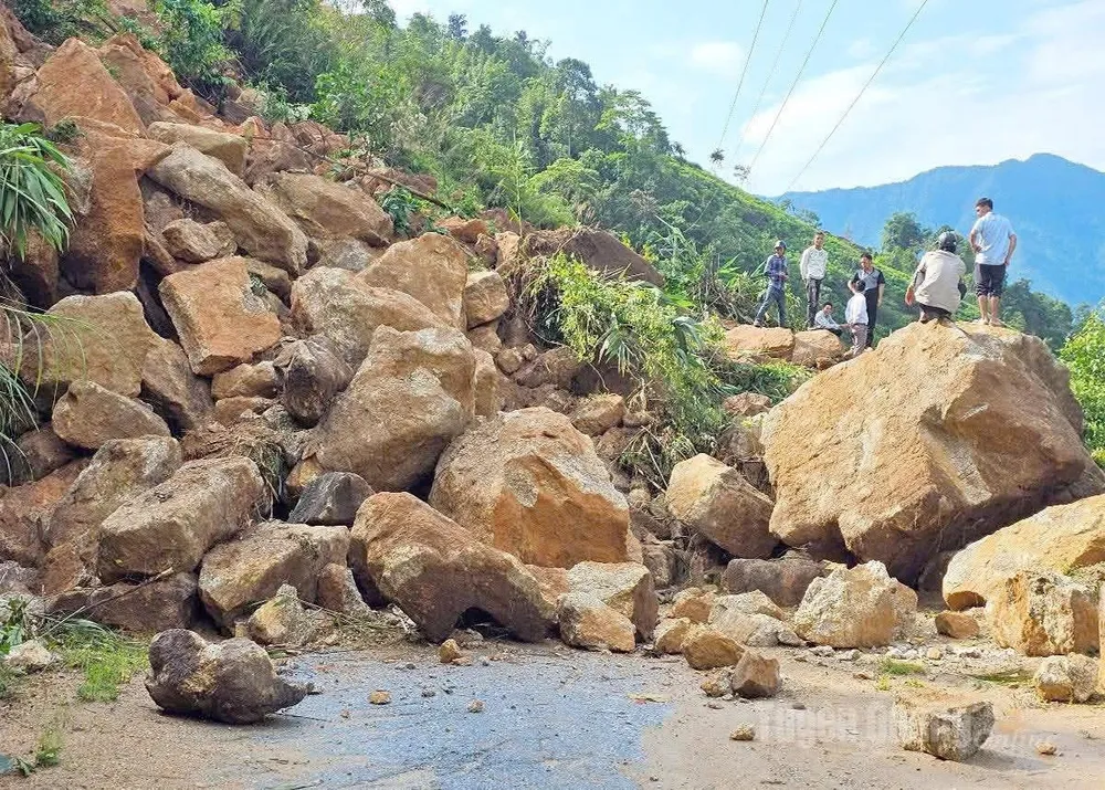 Rocks rolled down, covering the road to Thong Nguyen. Photo: TUYEN QUANG NEWSPAPER IMG_0777.jpeg