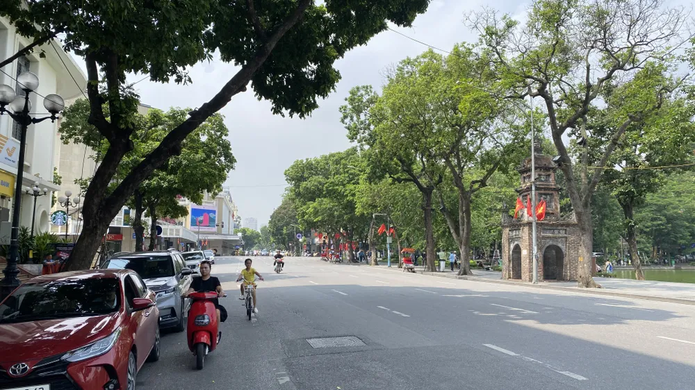 Hà Nội ít xe cộ hơn vào buổi trưa những ngày nắng nóng. Ảnh: PHÚC HẬU IMG_0876.jpeg