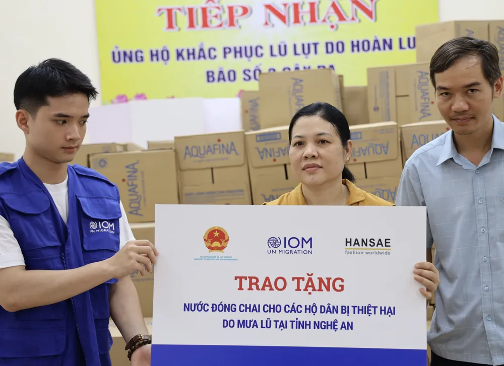 Bàn giao nước sạch cho đại diện các địa phương để chuyển đến người dân. Ảnh: Bộ Nông nghiệp và Môi trường IMG_0915.jpeg
