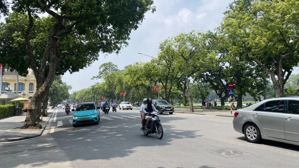 Hà Nội đang nắng nóng nhiều ngày nay. Ảnh: PHÚC HẬU IMG_0891.jpeg