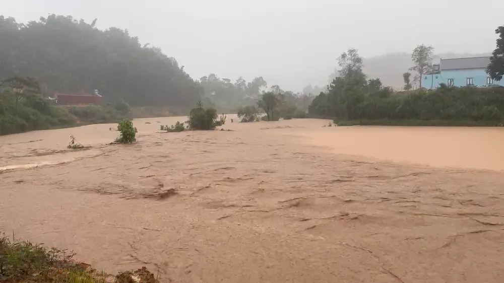 Утром 1 августа уровень воды поднялся в коммунах Сазунг, Нашон и Мыонг Луан (провинция Дьенбьен). Фото: газета Dien Bien Phu 1.png