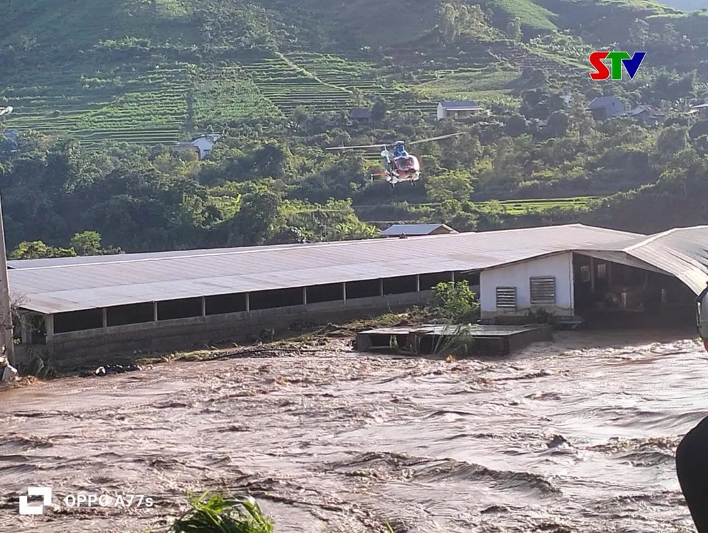 Cục Cứu hộ - cứu nạn cùng Quân chủng Phòng không Không quân và Binh đoàn 18 sử dụng trực thăng cứu nạn thành công những người dân bị cô lập do mưa lũ tại tỉnh Sơn La chiều 1-8. Ảnh: STV IMG_1020.jpeg