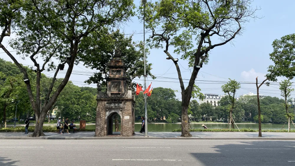Bờ Hồ (Hà Nội) nắng nóng oi ả. Ảnh: PHÚC HẬU IMG_0875.jpeg