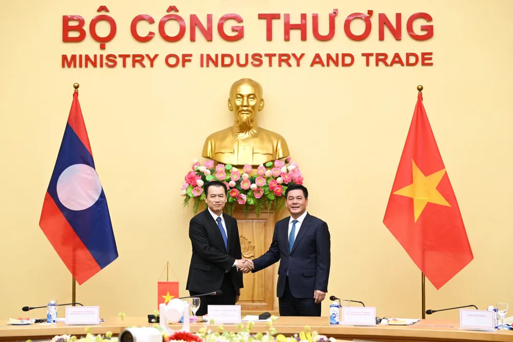 Bộ trưởng Bộ Công thương Việt Nam Nguyễn Hồng Diên (phải) gặp gỡ Bộ trưởng Bộ Công thương Lào Malaithong Kommasith tại Hà Nội ngày 4-8