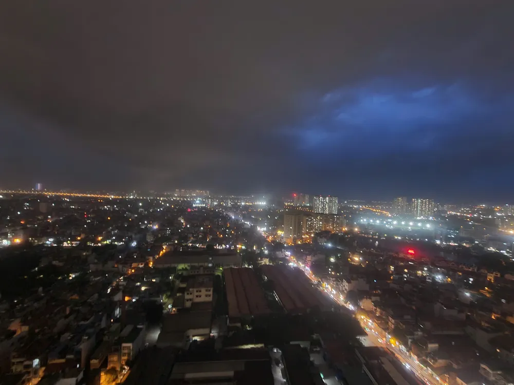 Bầu trời Hà Nội tối đen vì cơn dông lúc 19 giờ ngày 5-8. Ảnh: ANH THƠ IMG_1142.jpeg