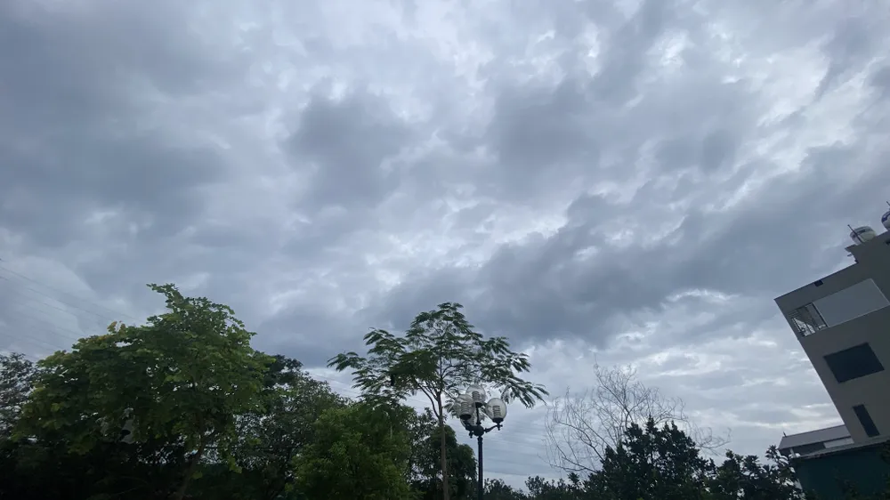 Hà Nội âm u, nhiều đợt mưa nhỏ. Ảnh: PHÚC HẬU IMG_1131.jpeg