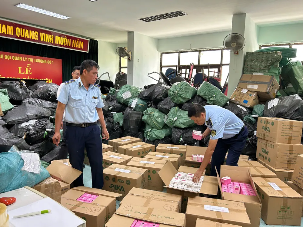 Cơ quan chức năng kiểm tra kho hàng. Ảnh: LƯU QUYÊN IMG_1174.jpeg
