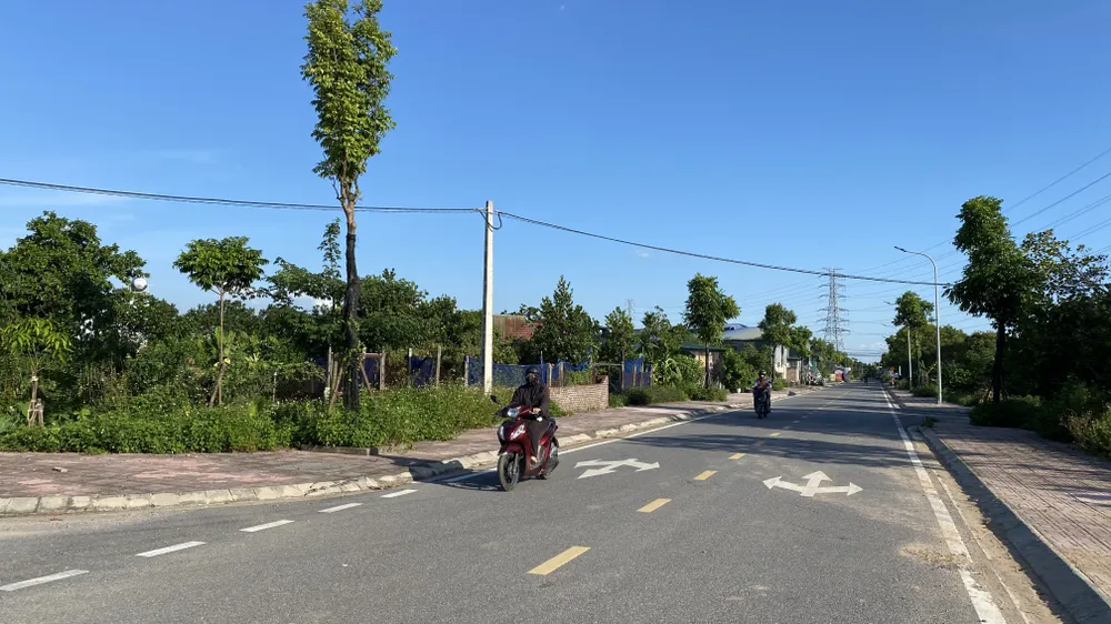 Gần 17 giờ ngày 8-8, Hà Nội vẫn nắng nóng chói chang. Ảnh: PHÚC HẬU IMG_1220.jpeg