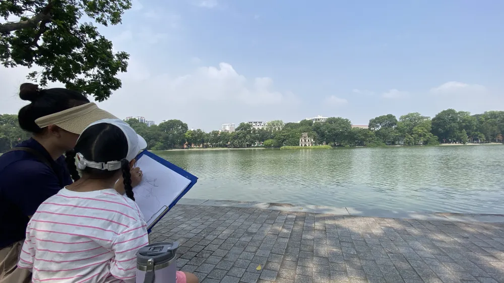 Buổi sáng mùa hè oi nóng ở trung tâm Hà Nội. Ảnh: VĂN PHÚC IMG_0884.jpeg