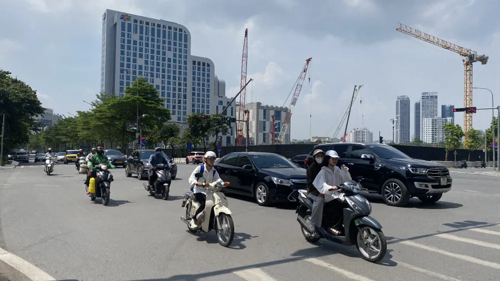 Nắng nóng trưa 11-8 tại Hà Nội. Ảnh: PHÚC HẬU IMG_1241.jpeg