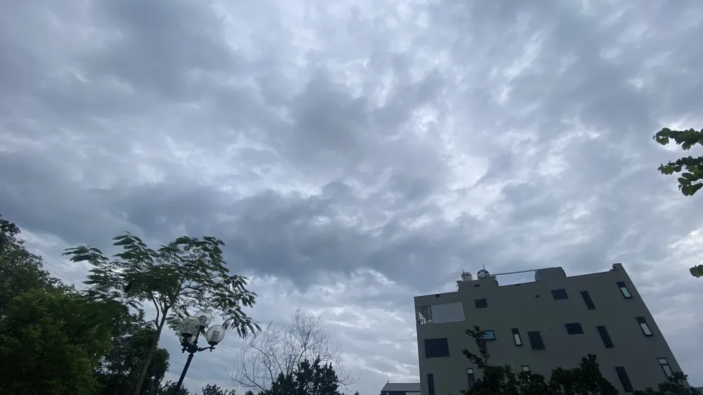 Hà Nội đầy mây, mưa từ đêm 14 đến sáng 15-8 chưa ngớt IMG_1132.jpeg