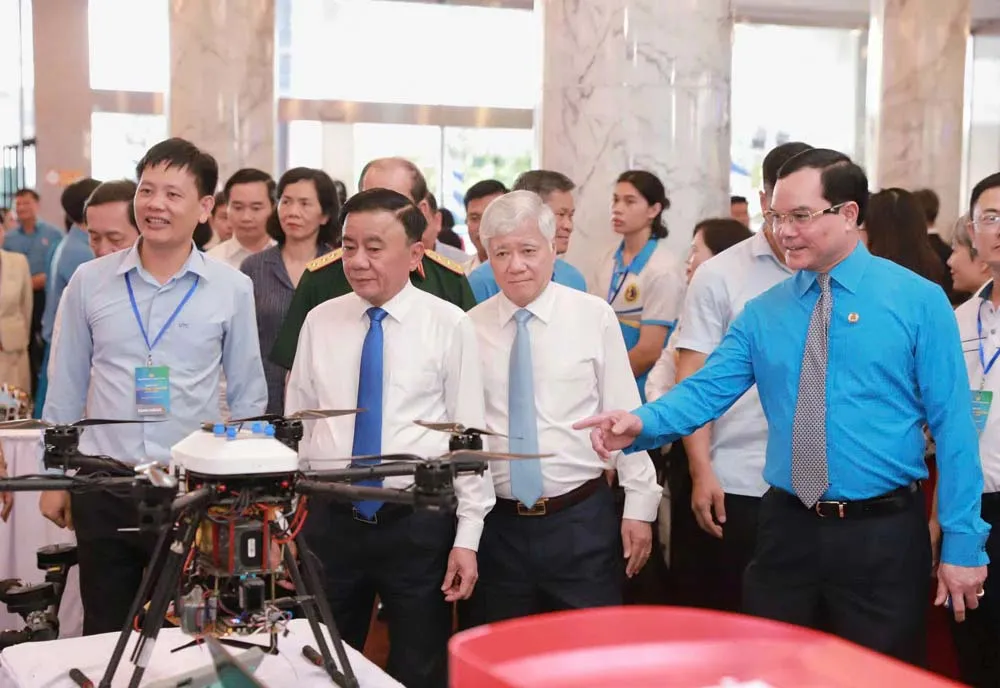 Đồng chí Trần Cẩm Tú và đồng chí Đỗ Văn Chiến tham quan Triển lãm “Hành trình sáng tạo - khát vọng vươn mình”, chiều 15-8 IMG_1347.jpeg