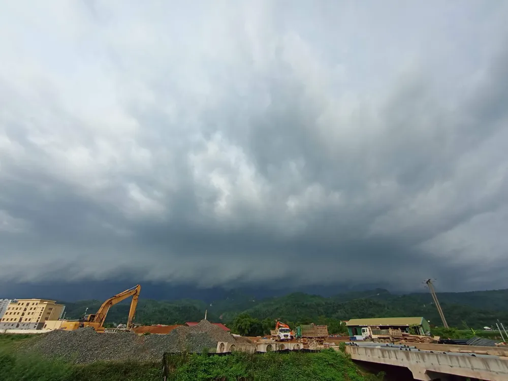 Cơn dông ở khu vực Tây Nam tỉnh Phú Thọ lúc 17 giờ ngày 17-8 IMG_1404.jpeg