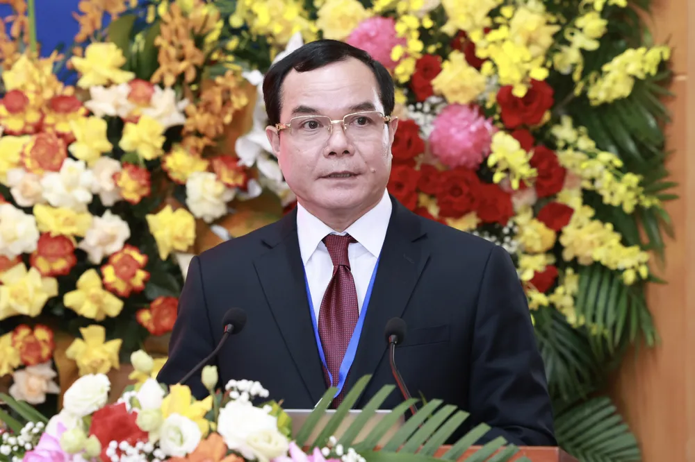 Ông Nguyễn Đình Khang, Chủ tịch Tổng Liên đoàn Lao động Việt Nam, được chỉ định làm Bí thư Đảng ủy Tổng Liên đoàn Lao động Việt Nam cf39edb7b6a2312f101d664ef0184262.jpeg