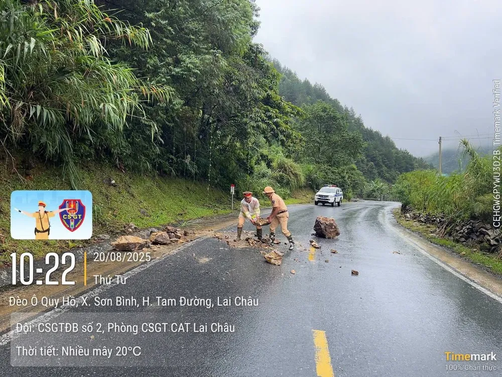 CSGT tỉnh Lai Châu trực tiếp dọn dẹp đá rơi rải rác trên đường, dọc Quốc lộ 4D gần đèo Ô Quy Hồ, ngày 20-8 IMG_1499.jpeg