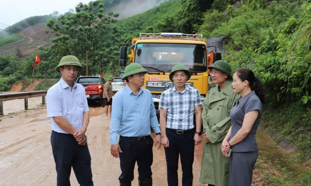 Phó Chủ tịch UBND tỉnh Bắc Ninh Phan Thế Tuấn kiểm tra tình hình mưa lũ tại xã Tuấn Đạo IMG_1512.jpeg