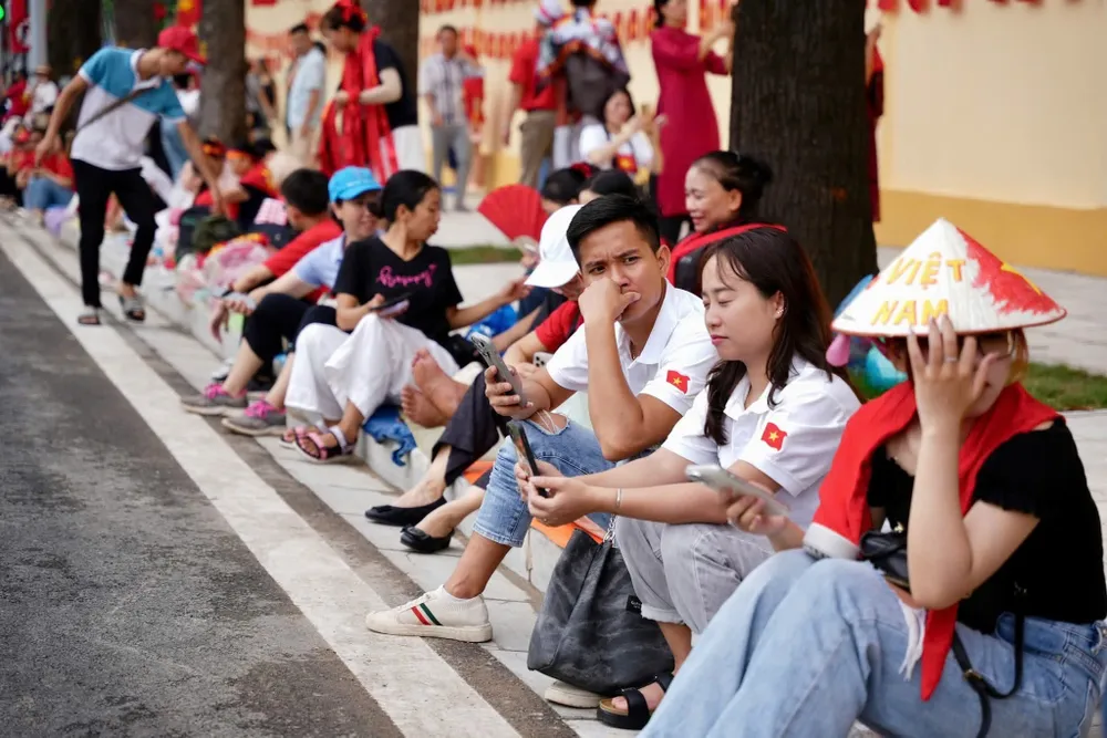 Từ trưa 21-8, nhiều người đã về khu vực trung tâm Hà Nội để tìm vị trí thuận lợi xem tổng hợp luyện IMG_1532.jpeg