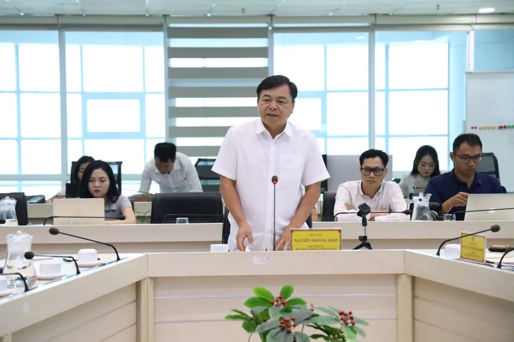 Thứ trưởng Bộ Nông nghiệp và Môi trường Nguyễn Hoàng Hiệp chủ trì cuộc họp trưa 22-8 IMG_1574.jpeg