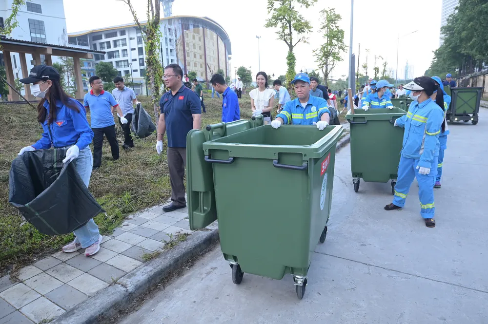 Những người tham dự lễ phát động tỏa đi các hướng thu gom rác 7c5cb68ac7481edfde9ee7746478cfdc.jpeg