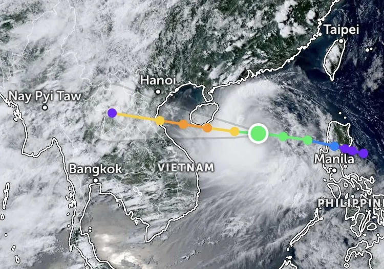 Ảnh vệ tinh chụp tâm bão lúc 15 giờ 40 phút. Nguồn: Zoom Earth