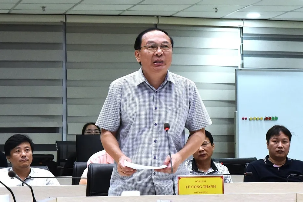 Thứ trưởng Lê Công Thành chỉ đạo công tác dự báo bão số 5. Ảnh: PHẠM TRUNG HIẾU IMG_1633.jpeg