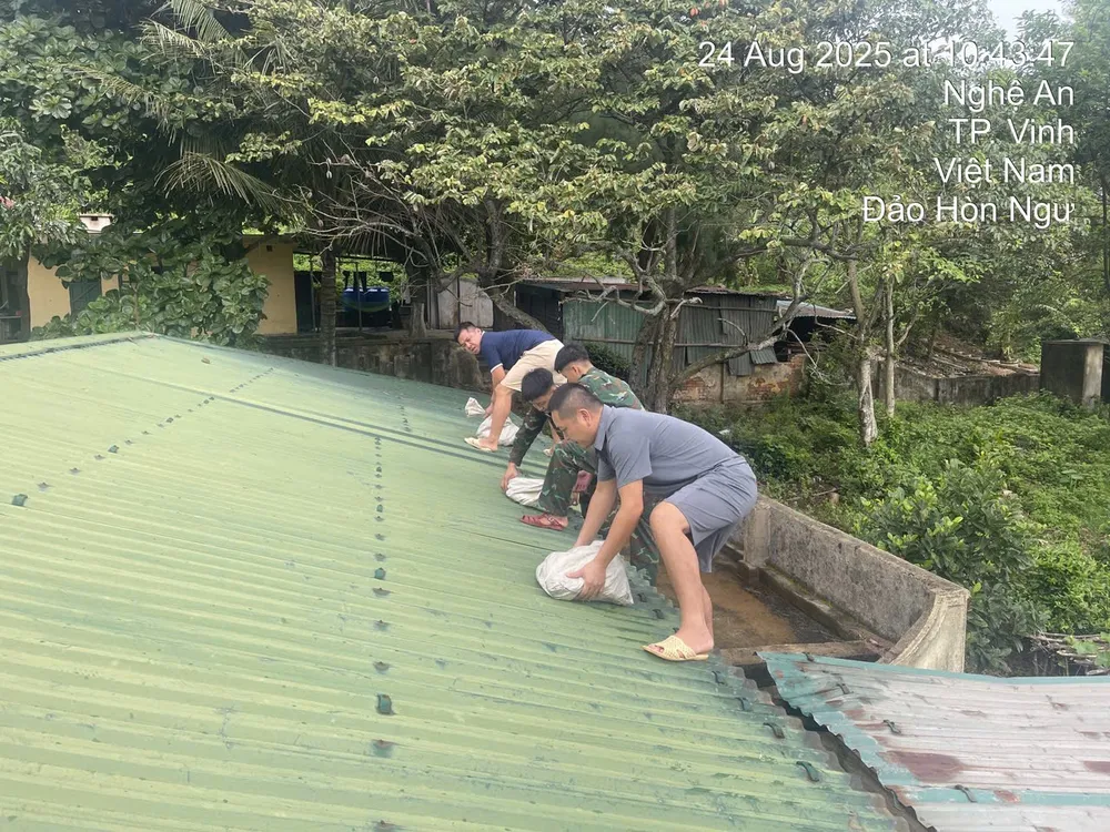 Bảo vệ mái nhà của Trạm Khí tượng Hòn Ngư (đảo Hòn Ngư, tỉnh Nghệ An). Ảnh: HOÀNG LINH IMG_1694.jpeg