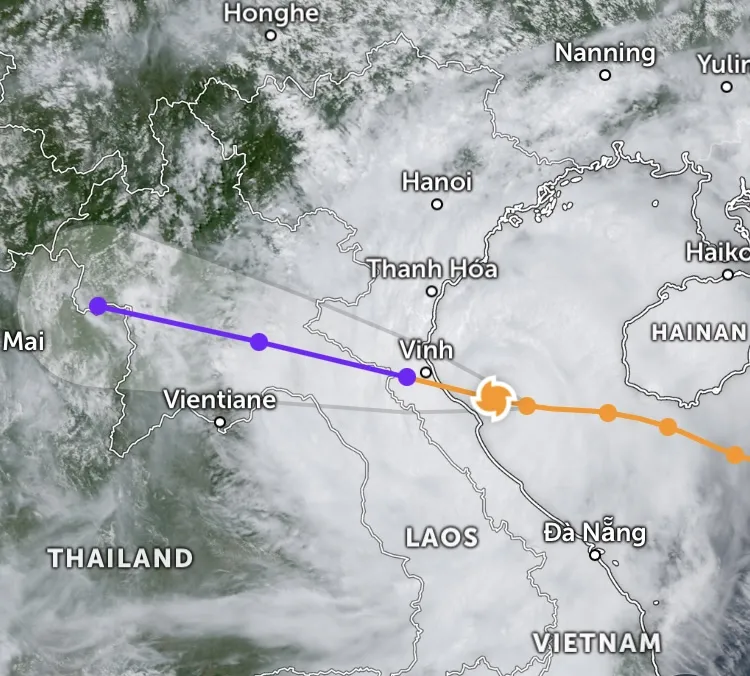 Vị trí tâm bão số 5 lúc 10 giờ 40 ngày 25-8. Ảnh vệ tinh: ZOOM EARTH IMG_1726.jpeg