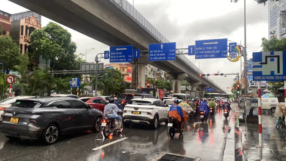 Người dân Hà Nội cấp tập trở về nhà để tránh mưa bão, chiều 25-8 IMG_1751.jpeg