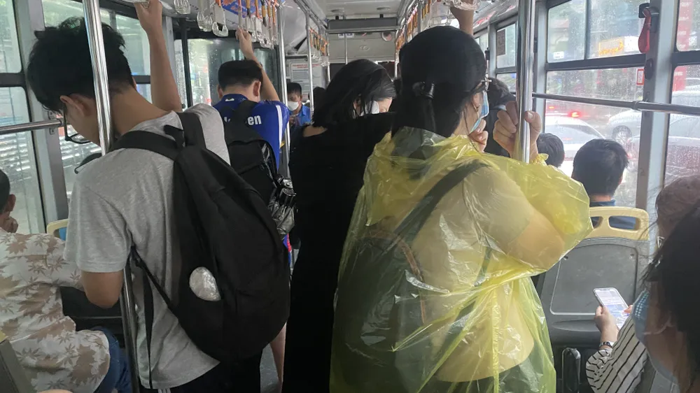 Nhiều người dân phải đi xe buýt về nhà để tránh mưa IMG_1758.jpeg