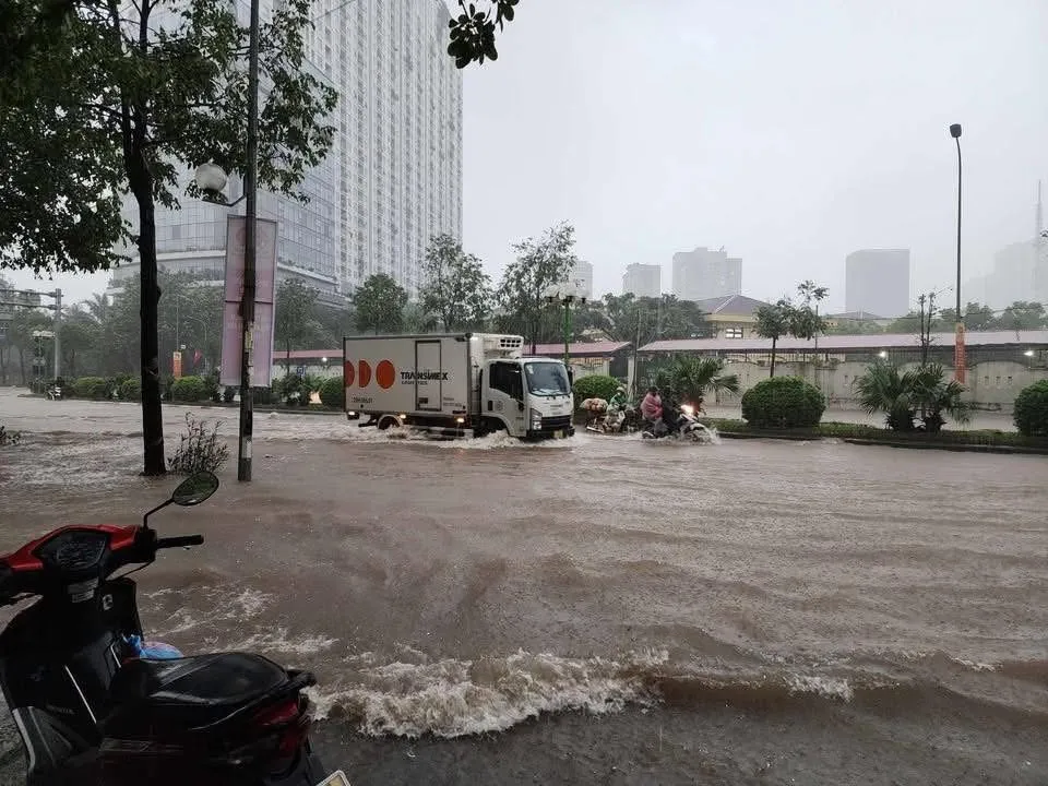 Hà Nội sáng nay 26-8: Hàng loạt đường sá bị ngập nặng IMG_1820.jpeg