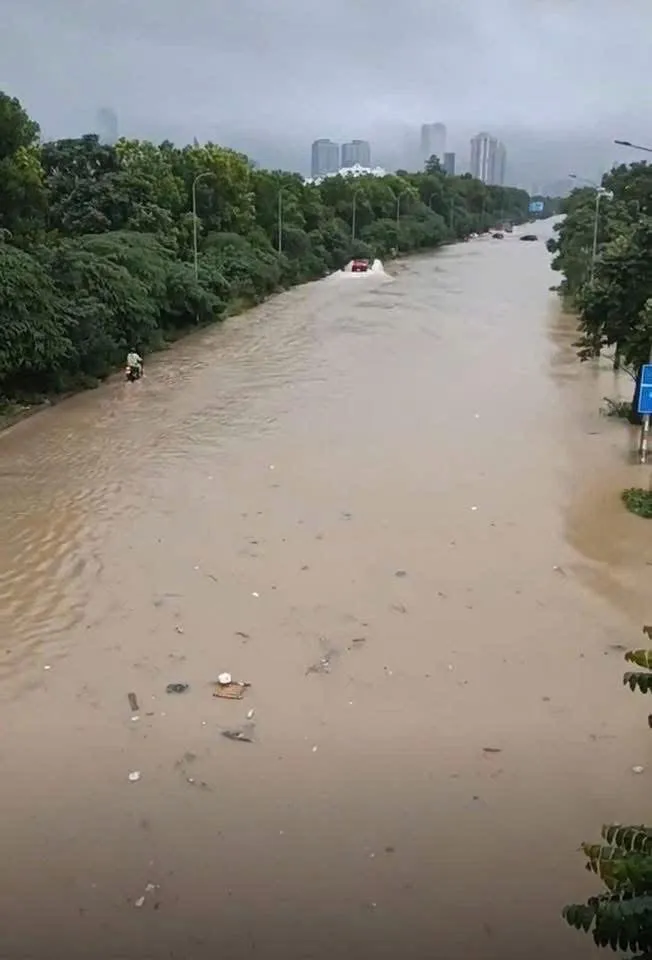 Đại lộ Thăng Long ở Hà Nội biến thành sông ngày 26-8 IMG_1843.jpeg