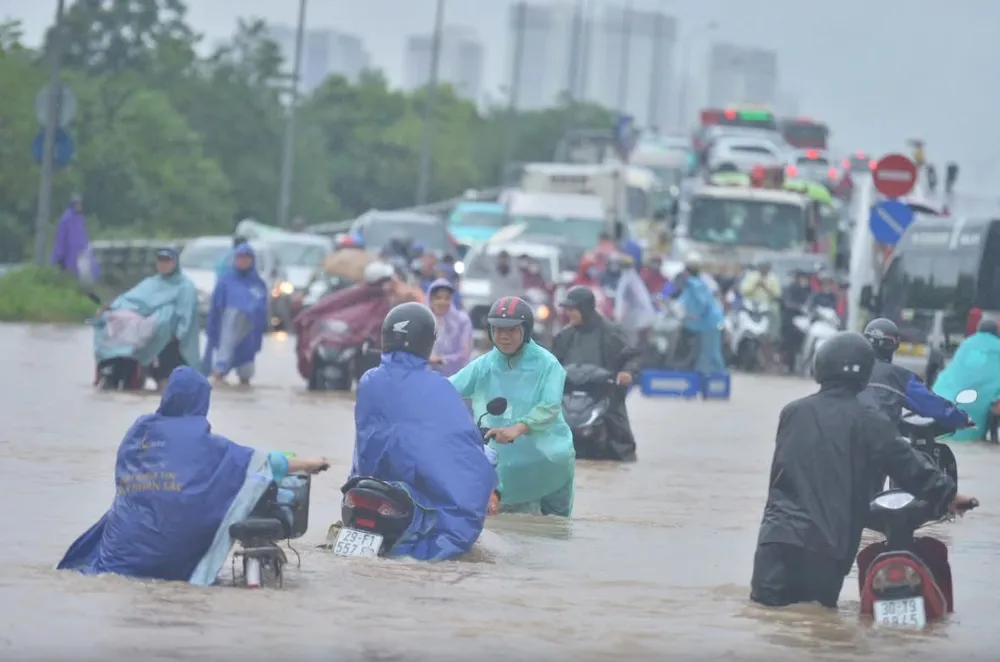 Người dân Hà Nội bì bõm dắt xe chết máy trên dòng nước ngập sáng 26-8 IMG_1844.jpeg